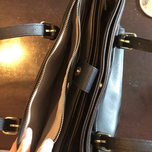 Big purse lots of pockets lap top or tablet space - Picture 3 of 4